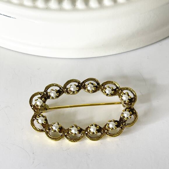 Vintage Avon Textured Wreath Brooch Pin Gold Leaf Faux Pearls MCM Glam Fashion - Picture 1 of 16